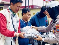Satlantas Polres Sumenep Bagikan Jaket kepada Ojek Online, Ajak Tertib Berlalu Lintas 12 Satlantas Polres Sumenep Bagikan Jaket kepada Ojek Online, Ajak Tertib Berlalu Lintas