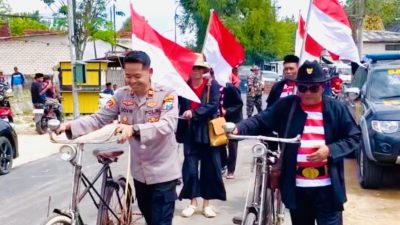 Kapolsek Lenteng Gowes Bersama Komunitas Ontel di Karnaval HUT RI ke-80