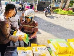 Polsek Sumenep Kota Gelar Gerakan Pangan Murah Polri Sambut HUT ke-80 RI, 2 Ton Beras Ludes Diserbu Warga 9 Polsek Sumenep Kota Gelar Gerakan Pangan Murah Polri Sambut HUT ke-80 RI, 2 Ton Beras Ludes Diserbu Warga