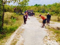 Warga Badur Protes, Tambal Jalan Berlubang Secara Swadaya 7 Warga Badur Protes, Tambal Jalan Berlubang Secara Swadaya