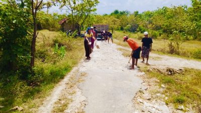 Warga Badur Protes, Tambal Jalan Berlubang Secara Swadaya