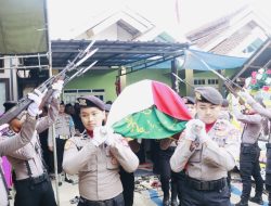 Berikan Penghormatan Terakhir, Kapolres Sumenep Pimpin Upacara Pemakaman Bripka Rahmat Hidayat
