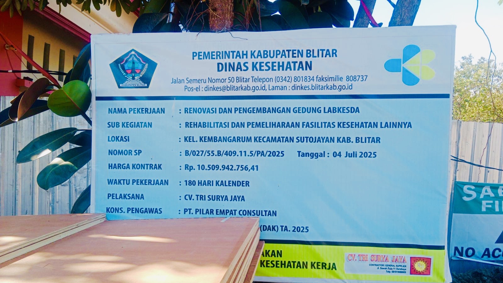 Proyek Miliar Rupiah Dikeluhkan, Pekerja Abai Keselamatan dan Papan Proyek Tersembunyi 2 924343b6 b419 4b1a 916d f031630fc1ef