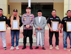 Polres Sumenep Berikan Penghargaan Kepada 5 Warga yang Bantu Tugas Kepolisian 9 Polres Sumenep Berikan Penghargaan Kepada 5 Warga yang Bantu Tugas Kepolisian