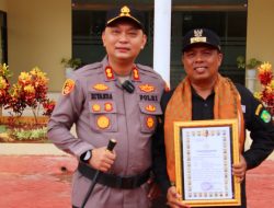 Warga Desa Sapeken Bangga, Kades Beserta Perangkat Desa Sapeken Mendapatkan Rewards dari Polres Sumenep 8 Warga Desa Sapeken Bangga, Kades Beserta Perangkat Desa Sapeken Mendapatkan Rewards dari Polres Sumenep
