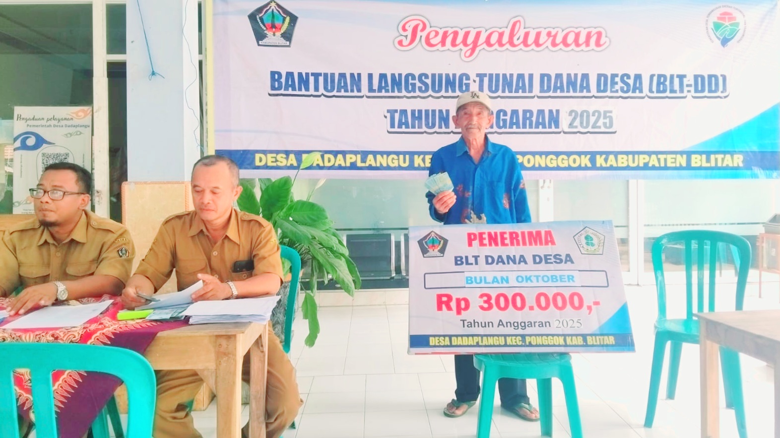 Dadaplangu Gembira, Kades Rokimun Salurkan BLT Dana Desa Tepat Waktu 1 IMG 20251028 WA0006