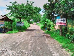 Warga Butun Protes Jalan Rusak Parah: Spanduk “Ujian SIM Sesungguhnya” Sindir Truk Galian C