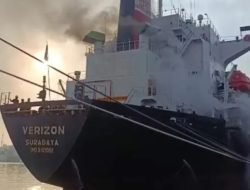 Kebakaran Kapal Kontainer di Tanjung Perak Berhasil Dipadamkan, Titik Api Berasal dari Tangki BBM Dekat Mesin