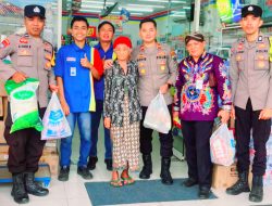 Kapolsek dan Camat Lenteng Temukan Nenek Sebatang Kara Saat Pemantauan Banjir, Bantuan Spontan Harukan Warga