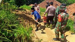 Polsek Guluk-Guluk Bersama TNI dan Masyarakat Tangani Tanah Longsor di Desa Payudan Daleman