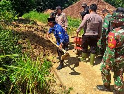 Polsek Guluk-Guluk Bersama TNI dan Masyarakat Tangani Tanah Longsor di Desa Payudan Daleman