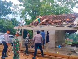 Angin Puting Beliung Terjang Desa Payudan Dundang, Polsek Guluk-Guluk Bersama Koramil Gerak Cepat Bantu Warga