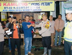 Perkuat Keamanan Desa, Kapolres Blitar Bagikan HT ke Lima Poskamling