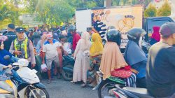 Arinna Hidayah Tebar 2.000 Takjil untuk Pengendara di Pasar Anom