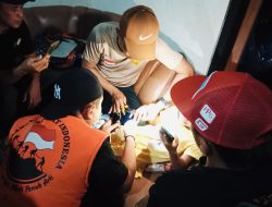 Jari Bocah Terjepit Grendel, Relawan Gandusari Raya dan Polisi Turun Tangan